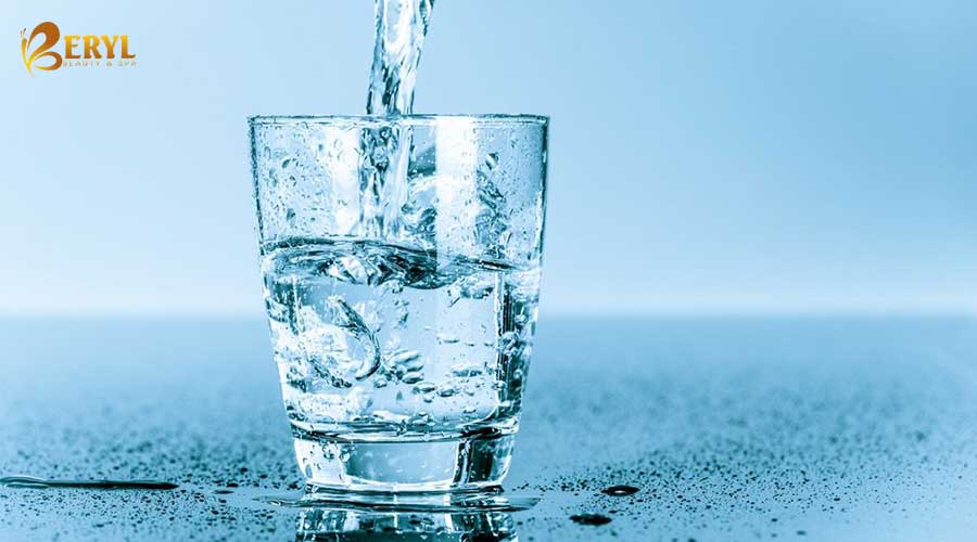 Uống đủ 2 lít nước mỗi ngày giúp giảm mỡ bụng hiệu quả